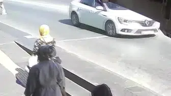 Motosiklet kazasında sürücü ve yolcu yaralandı, yaya kurtuldu