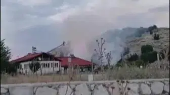 Gölhisar'da samanlık yangını bitişik evi de etkiledi