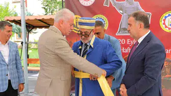 Bayburt’ta 80 yaşındaki hırdavatçı yılın Ahisi seçildi