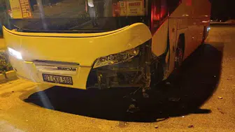 Manavgat'ta karşı şeride geçen otomobil otobüsle çarpıştı: Sürücü yaralı