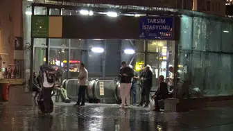 İstanbul'da sağanak yağmurda vatandaşlar tramvaya sığındı