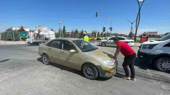 Karaman'da yola dökülen yağ felaketi: Kontrolden çıkan otomobil dubaya çarptı