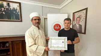Bayram namazı sonrası İslam'ı seçen Aaron Murray, Harun adını aldı