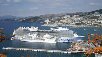 Kuşadası’na 2 kruvaziyerle 4 bin 694 turist geldi