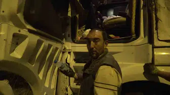 Su şişesi kazaya neden oldu: Tır devrildi, 25 ton mısır yola saçıldı