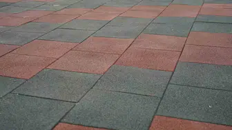 Bilecik'teki çocuk parkları kauçuk zeminle yenileniyor