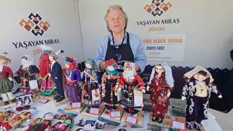 Kütahyalı sanatçı Zekiye Eröz, geleneksel kıyafetleri bez bebeklerle tanıtıyor