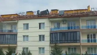 Çatıda yenileme çalışmasında iş güvenliği ihlali görüntülendi