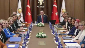 Cumhurbaşkanı Erdoğan, kadın kolları belediye başkanlarıyla bir araya geldi