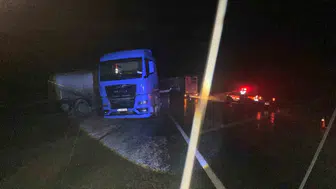 Yağışlı havanın etkisiyle kayan tır, Mudurnu'da kazaya yol açtı