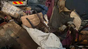 Kars'ta nakliye kamyonu yangına teslim oldu: Ev eşyaları yandı