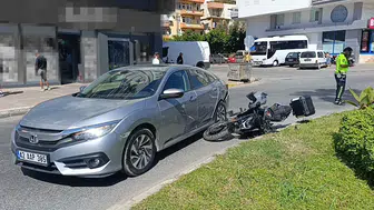 Manavgat'ta motosiklet otomobile çarptı: Yaralı var