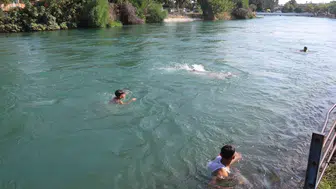 Adana'da çocuklar eylül ayında sulama kanallarında serinlemeye devam ediyor