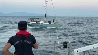 Motor arızası nedeniyle sürüklenen teknedeki iki kişi kurtarıldı
