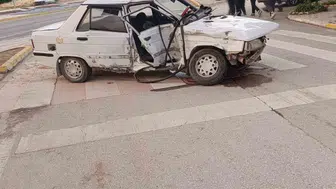 Afyonkarahisar'da kamyonet ile otomobil çarpıştı: 3 yaralı