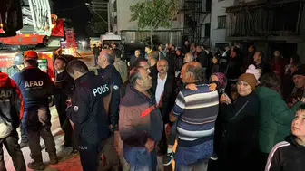 Bolu’da 3 katlı evin çatısı yanarak mahalleyi paniğe sürükledi