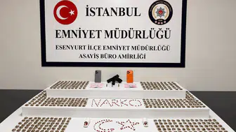 Esenyurt’ta uyuşturucu operasyonu: Park halindeki araçta silah ve haplar ele geçirildi