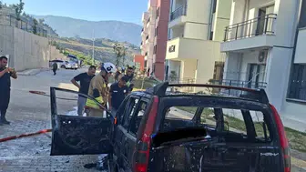 Hatay'da park halindeki otomobil alev aldı: İtfaiye zamanında müdahale etti