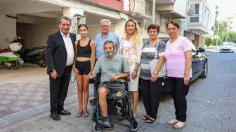 Başkan Yetişkin, engelli vatandaşın talebini yanıtlayarak evine akülü sandalye teslim etti