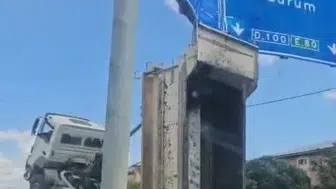 Aşkale'de damperli kamyon başüstü levhaya çarptı: Şahlandı