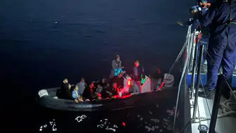 Çanakkale'de arızalanan lastik botla sürüklenen 14 kaçak göçmen kurtarıldı