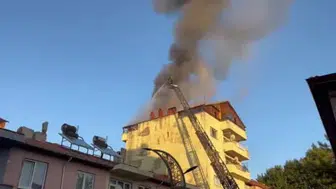 Uşak'ta 6 katlı apartmanın çatısında yangın paniği