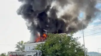 Manavgat'ta yangın paniği: 4 katlı binanın çatısı alev aldı