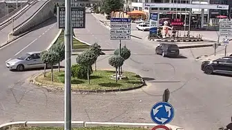 Kırıkkale'de kavşakta otomobil ile motosiklet çarpıştı: Sürücünün düşüşü kamera ile kaydedildi