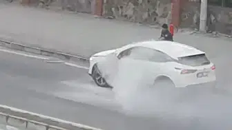 Sinop'ta SUV aracında yangın paniği: Polis memuru anında müdahale etti