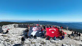 Edremit’in kurtuluş yıldönümünde Kazdağları’nda anlamlı bayrak töreni