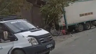Gaziantep'te freni boşalan kamyon elektrik direği ve eve çarptı