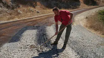 Dursunbey'de yol çalışmaları hız kesmeden devam ediyor