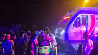 Zonguldak'ta yolcu treniyle otomobil çarpıştı: 5 kişi yaralandı