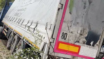 İnegöl'de şeker yüklü tır yağmur suyu kanalına düştü