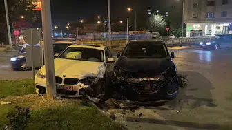 Erzurum'da kavşakta otomobiller çarpıştı, 2 kişi yaralandı