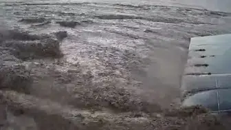 Şefaatli'de etkili yağışlar sele yol açarak tırı devirdi