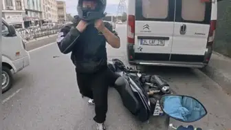 Şerit değiştiren motosiklet sürücüsü kaza yaptı: görüntüler kamerada