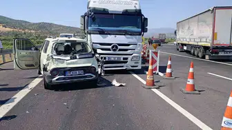Kuyucak'ta tır ve otomobil çarpıştı: 3 kişi yaralandı