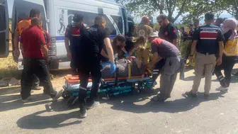 Alaşehir'de işçi minibüsü ağaçla çarpıştı: 14 yaralı