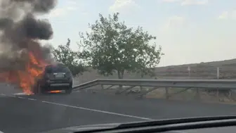 Siverek'te seyir halindeki otomobil yangında kül oldu