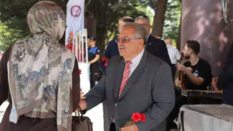 Rektör Prof. Dr. Göktaş, öğrencileri çiçeklerle karşıladı