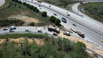 Eyüpsultan’da hafriyat kamyonu devrildi, sürücü hastaneye kaldırıldı