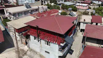 Hatay'da dolmalık biberler balkonları süslüyor: Kış hazırlıkları başladı