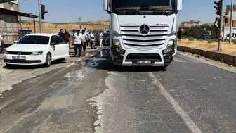 Siirt'te kırmızı ışıkta bekleyen araçlara kamyon çarptı