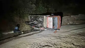 Bursa'da devrilen iş makinesinde sıkışan sürücü camdan kurtarıldı