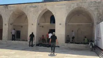 Tarihi camide deprem sonrası ilk Cuma namazı heyecanı