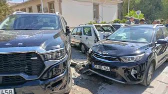 Kontrolden çıkan araç, park halindeki 4 araca çarptı