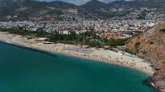 Alanya'da 1 Eylül'de turist akını: Plajlar dolup taştı