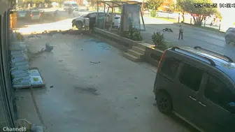 Alanya’da kaza: 3 yaralı, sürücü otomobilden yürüyerek indi