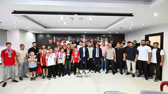 Başkan Uysal, Muratpaşa Belediyespor güreşçileriyle bir araya geldi